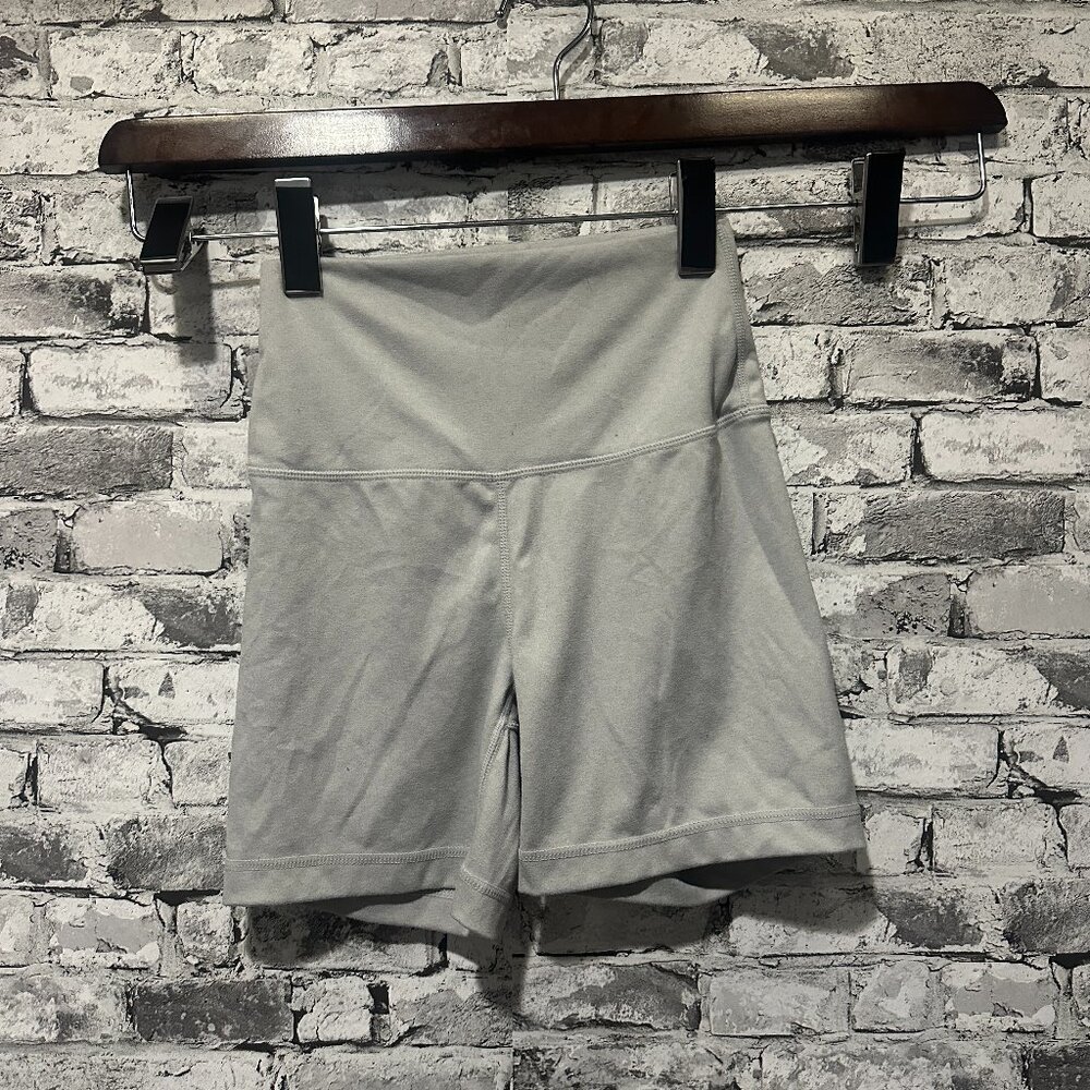 EUC Yogalicious Lux Everyday 5" in Shorts Light Grey Size S